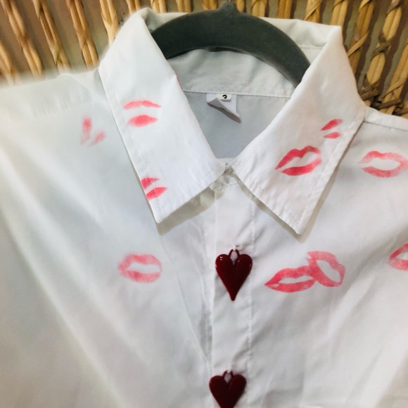 White red heart and lips kiss button down 💋 - Picture 5 of 8